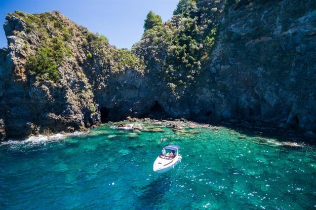 Itálie Ischia Lacco Ameno shutterstock_469607717.jpg
