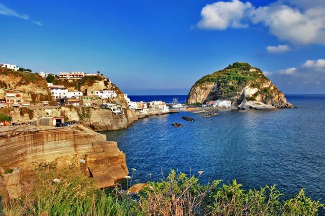 Itálie -  Ischia -St. Angelo shutterstock_110951819.jpg