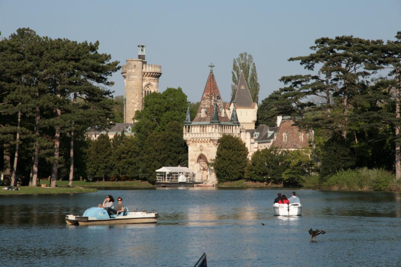 Čokoládovna, vodní zámek Laxenburg a podzemní jezero v Seegrotte