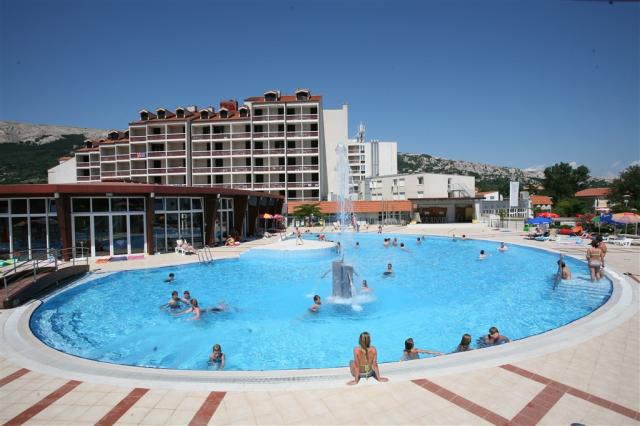 outdoor pool in hotel Corinthia 2.JPG