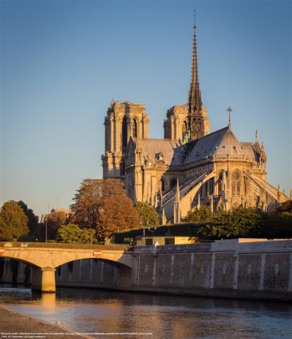 Cathédrale_Notre_Dame,_Paris_30_September_2015.jpg
