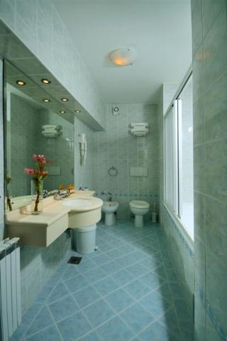 FaraonPremierroombathroom_zps2563e9f0.jpg