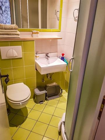 Studio - bathroom.jpg