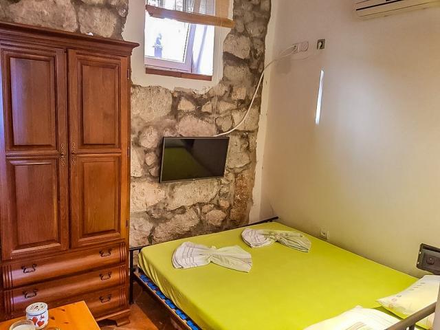 Studio - bedroom 1.jpg