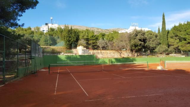 Tennis court hotel Medena 12.jpg