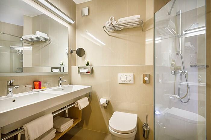 valamar-parentino-hotel-superior-room-balcony-bath.jpg