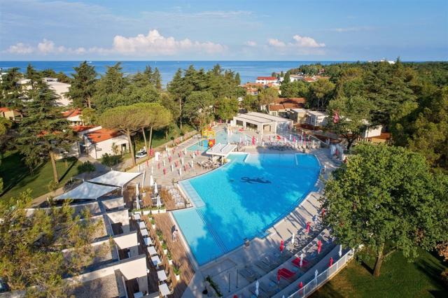 Garden Suites Park pool 2.jpg
