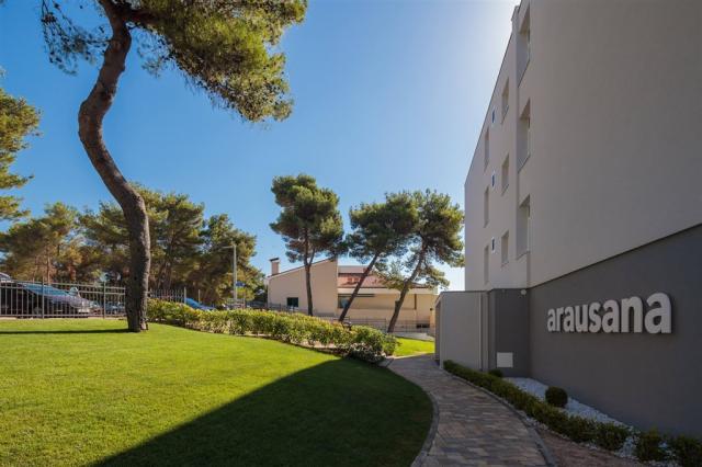 Villas Arausana and Antonina building.jpg