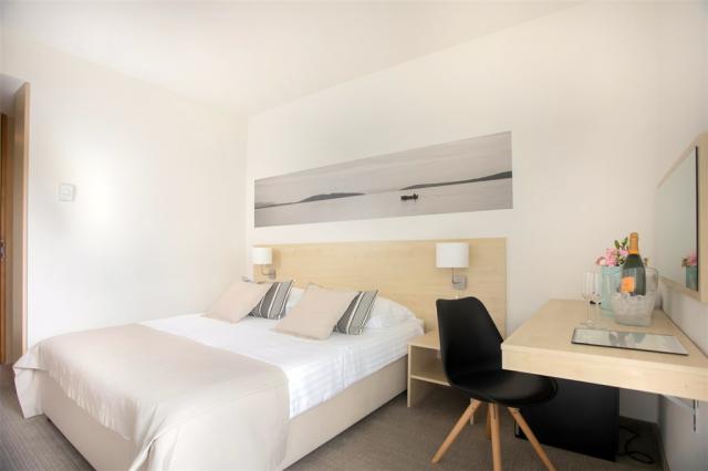 1-Classic-double-room-sea-side-5.jpg