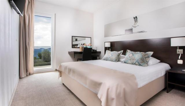 1-Classic-double-room-sea-view-3.jpg