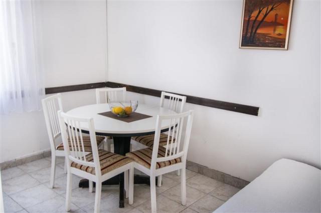 Ivanovič A4+1 dining room.jpg