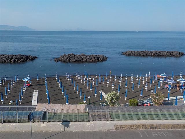 Torre del Greco- vyhled na placenou hotelovou plaz.JPG