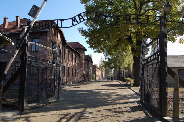 osvetim-arbeit-macht-frei.jpg