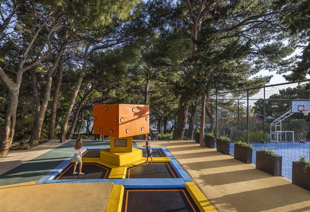 684bef9642b7f-Sunny Makarska by Valamar_playground trampoline a