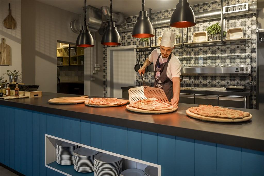 684bef9643d8e-Sunny Makarska by Valamar_restaurant_04.jpg