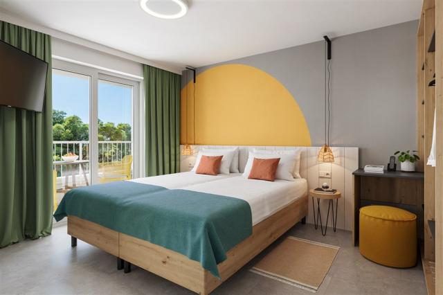 viz_rivijera_sunny_resort_superior_room_for_4_2_with_balcony_01