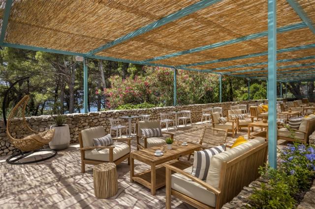 684bef9643ad6-Sunny Makarska by Valamar_bar terrace_01.jpg