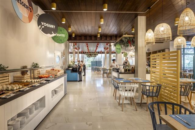 684bef9643c14-Sunny Makarska by Valamar_restaurant_03.jpg