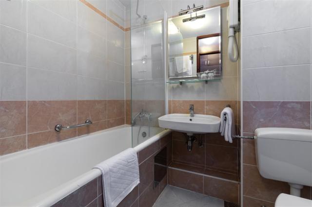 bathroom degenija.jpg