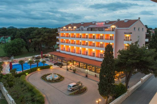 75 Hotel ispred noć.jpg