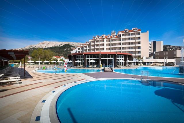 corinthia-baska-hotel-pool-01.jpg