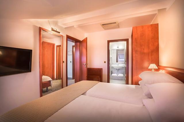 zvonimir-hotel-superior-junior-suite-sea-facing-04.jpg
