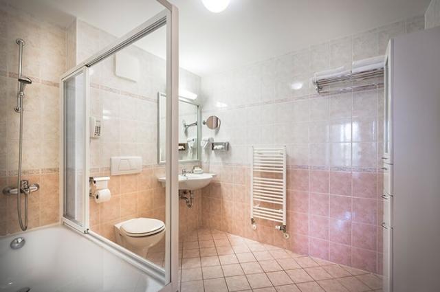 zvonimir-hotel-superior-family-suite-balcony-seaview-bath-01.jp
