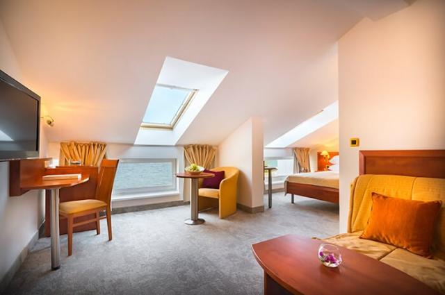 zvonimir-hotel-classic-room-sofa-sea-facing-01.jpg