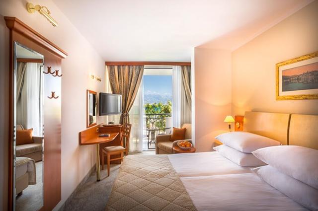 zvonimir-hotel-superior-room-sofa-balcony-seaview-01.jpg