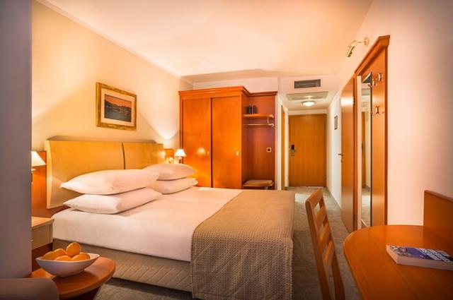 zvonimir-hotel-superior-room-sofa-balcony-seaview-04.jpg