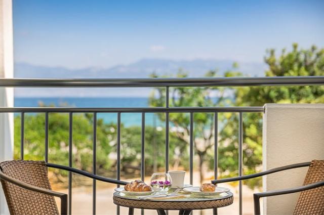 zvonimir-hotel-superior-room-sofa-balcony-seaview-02.jpg
