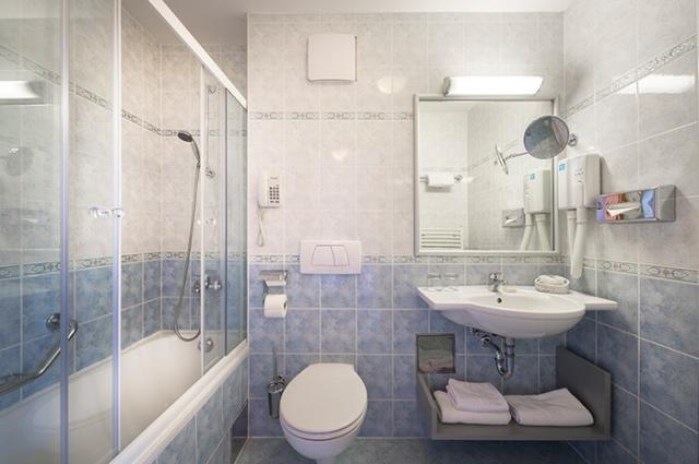 zvonimir-hotel-superior-room-sofa-balcony-seaview-bath.jpg