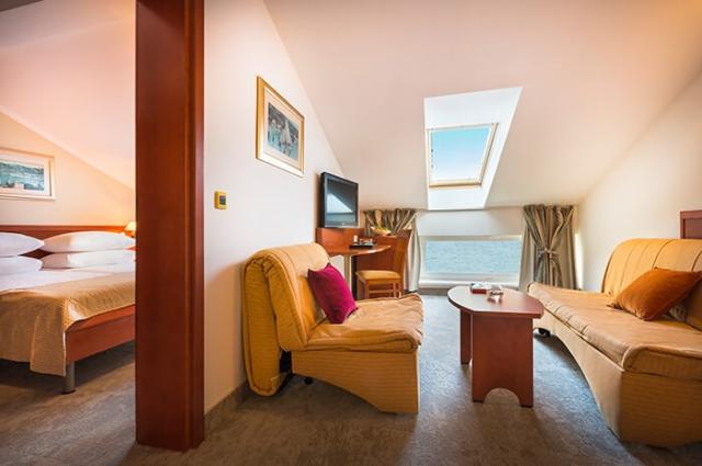 zvonimir-hotel-superior-junior-suite-sea-facing-03.jpg