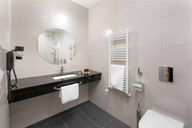 Superior Room With Sea VIew Bathroom.jpg