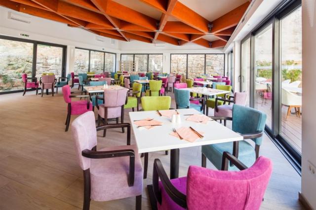 Hotel restaurant 1.jpg