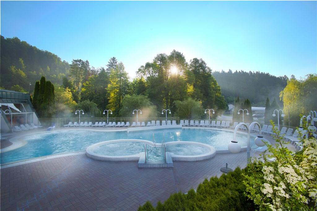 outdoor pool.jpg