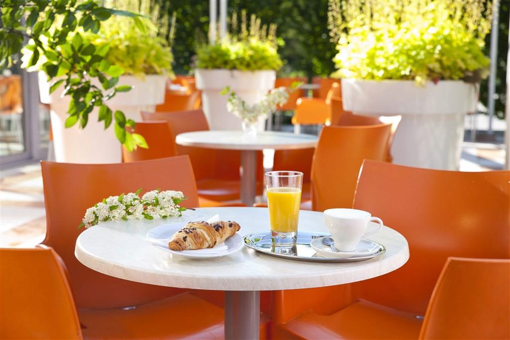 hotels cafe 2.jpg