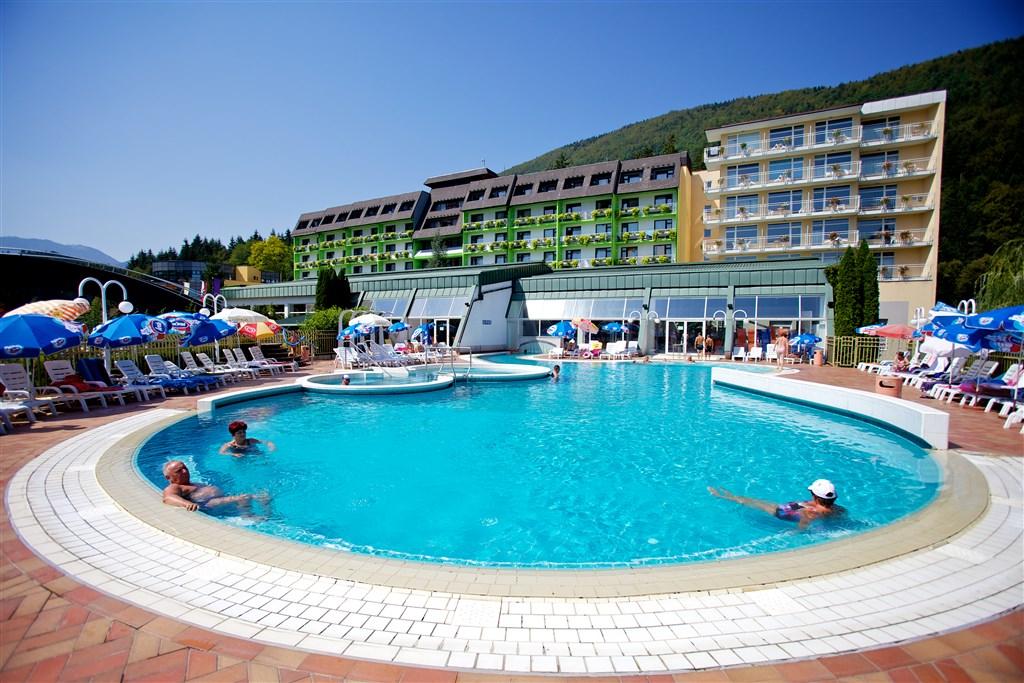 Pool hotel 1.jpg