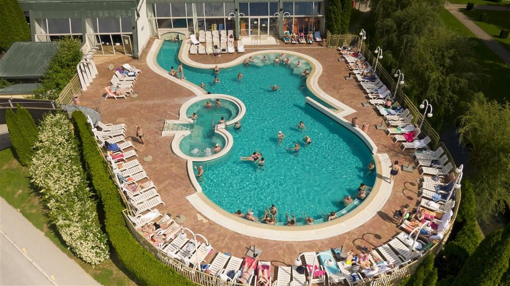 outdoor poool 2.jpg