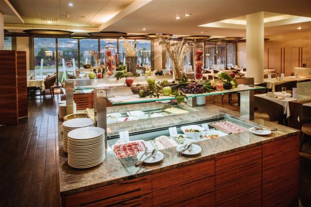 10 Hotel Atrij_restaurant.jpg