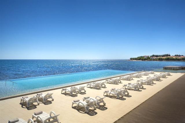 aminess-vival-hotel-maestral-novigrad-outdoor-pool-loungers.jpe