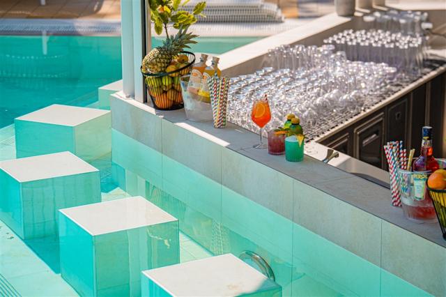 aminess-atea-krk-pool-bar-with-cocktails-and-sea-view.jpeg