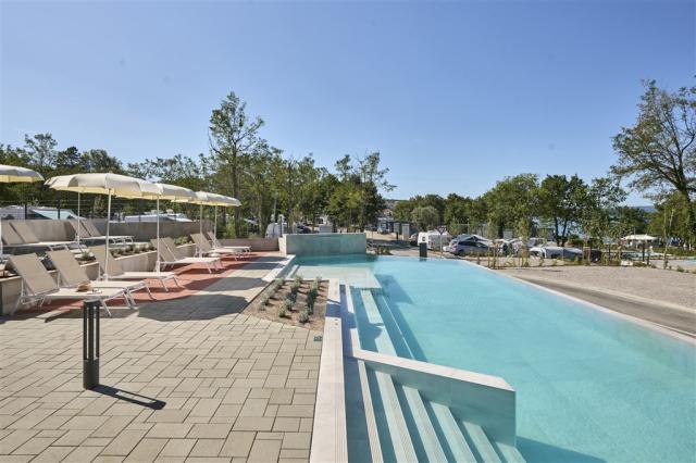 aminess-atea-krk-pool-with-sun-loungers-and-umbrellas.jpeg