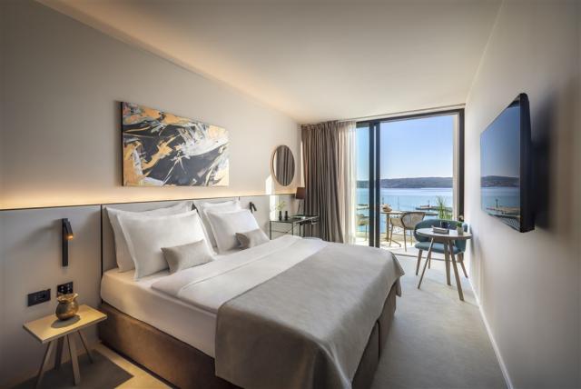 Aminess_Younique_Narrivi_Hotel_2024_Luxury_double_room_with_sea