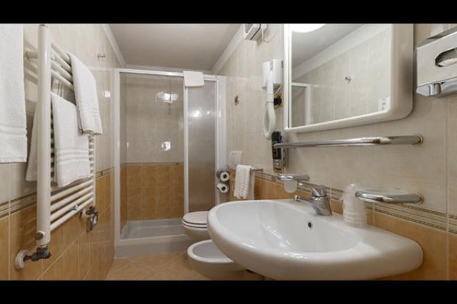 Camera Standard Alpen Village Livigno bagno