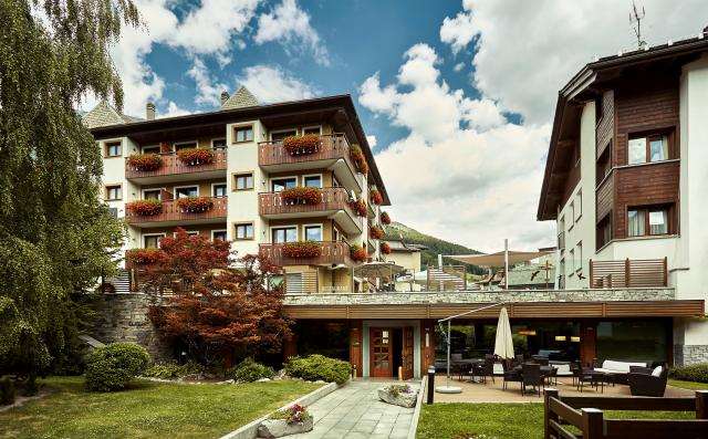 Hotel Outside Summer (4)