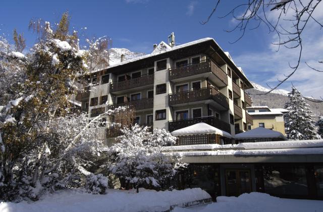 Rezia Outside Winter (3)