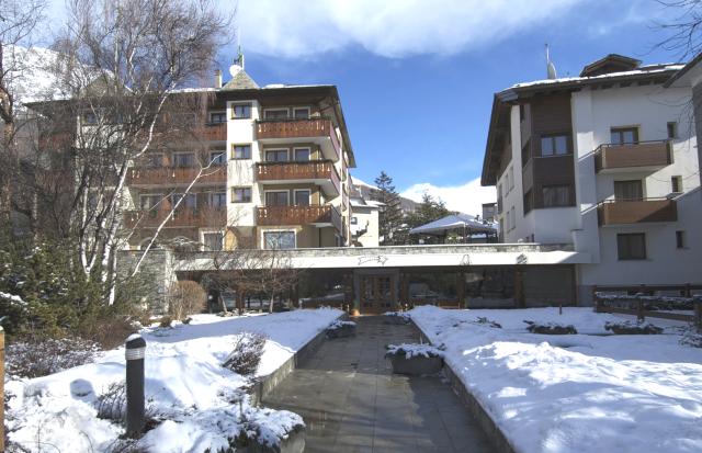 Rezia Outside Winter (4)