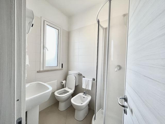 bagno-camera-quadrupla-hotel-lignano