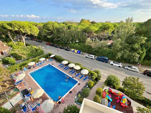 vista-piscina-hotel-lignano